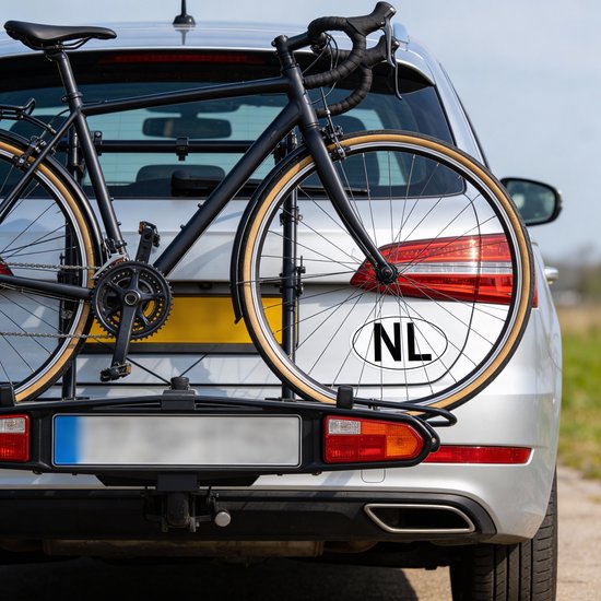 NL-sticker op het achterwiel van een fiets op een fietsendrager